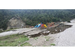 Manisa’da heyelan çocuk parkını yuttu