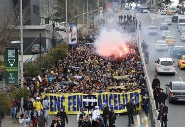Fenerbahçeli taraftarlar TFF’ye tepki için yürüdü
