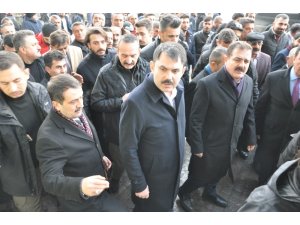 Bakan Kurum, Yüksekova’da esnaf ziyareti yaptı
