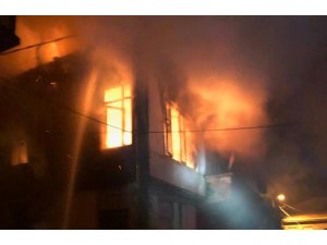 Marmara’da ahşap bina yandı