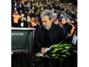 Taraftardan Aykut Kocaman’a çiçek