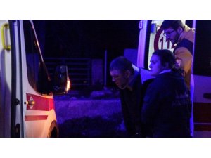Ağaca çarpan otomobil şarampole uçmaktan son anda kurtuldu