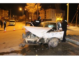 Karaman’da otomobille çarpışan hafif ticari araç devrildi: 2 yaralı