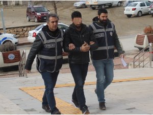 Otomobillerin camını kırıp 10 bin TL çalan şüpheli yakalandı