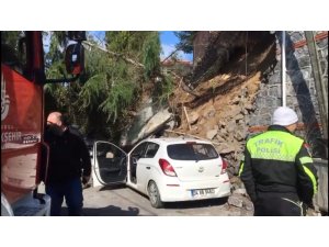 Beykoz’da duvar çöktü, iki araç altında kaldı