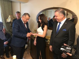 MHP’li başkan adayı Bıyık kız istedi, yüzük taktı
