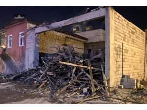 Mersin'de inşaat iskelesi çöktü: 4 yaralı