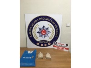 Polisi görünce 1 kilo eroini attılar
