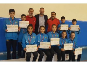 Badmintoncular madalyalarla döndüler