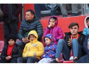 Minik taraftarlar da tribünde takımlarını destekledi