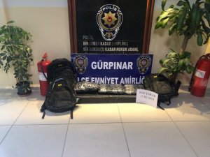 15 kişilik minibüste 38 kaçak şahıs ile 11 kilo esrar çıktı
