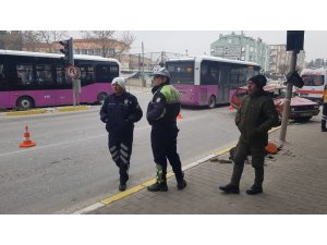 Balıkesir’de otobüs ile otomobil çarpıştı: 1 ölü