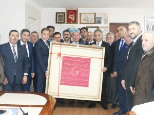 Vali Toprak'a 'Ahi Sancağı'