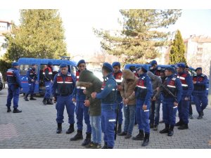 Jandarmadan zehir tacirlerine şafak baskını: 8 zanlı adliyede