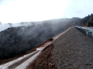 Heyelan nedeniyle belde yolu ulaşıma kapandı