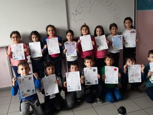 Armağan’da öğrenciler mektuplaşmayı öğreniyor
