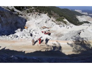 Göçük altında kalan işçilerden birinin cansız bedenine ulaşıldı