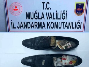 Ayakkabı içinde uyuşturucu taşırken yakalandı