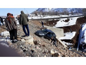 Otomobil şarampole uçtu: 2 yaralı