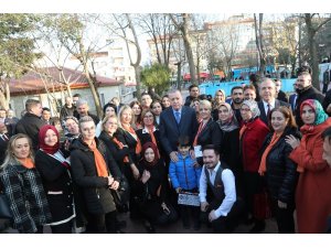 Cumhurbaşkanı Erdoğan Türk bayraklı halıya ilmek attı