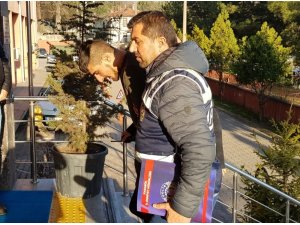 Elindeki poşette çalıntı eşyalarla yakalanan 2 hırsız tutuklandı