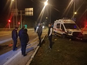 Ambulans ile otomobil çarpıştı: 5 yaralı