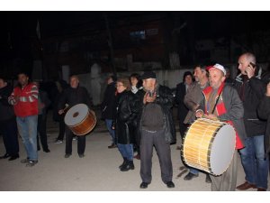 Davullar ve zurnalar Tellioğlu için çaldı