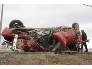 Hastane yolunda takla atan otomobilde anne ve oğlu yaralandı