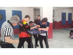 Akhisar’da öğrencilerin bilek güreşi heyecanı