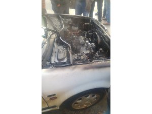 Alev alan otomobil itfaiye ekiplerince söndürüldü