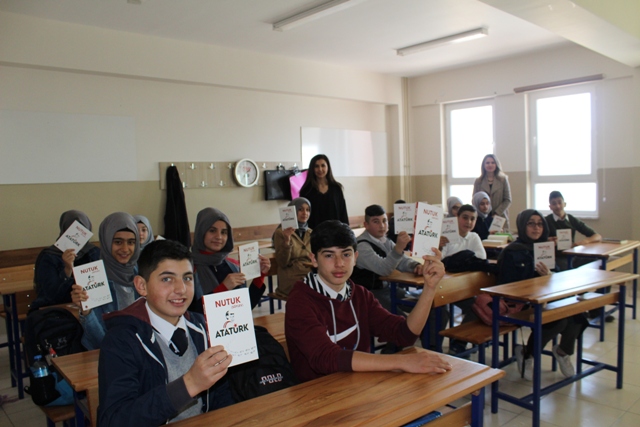 Yunaklı öğrencilere "Nutuk" kitabı ücretsiz dağıtıldı