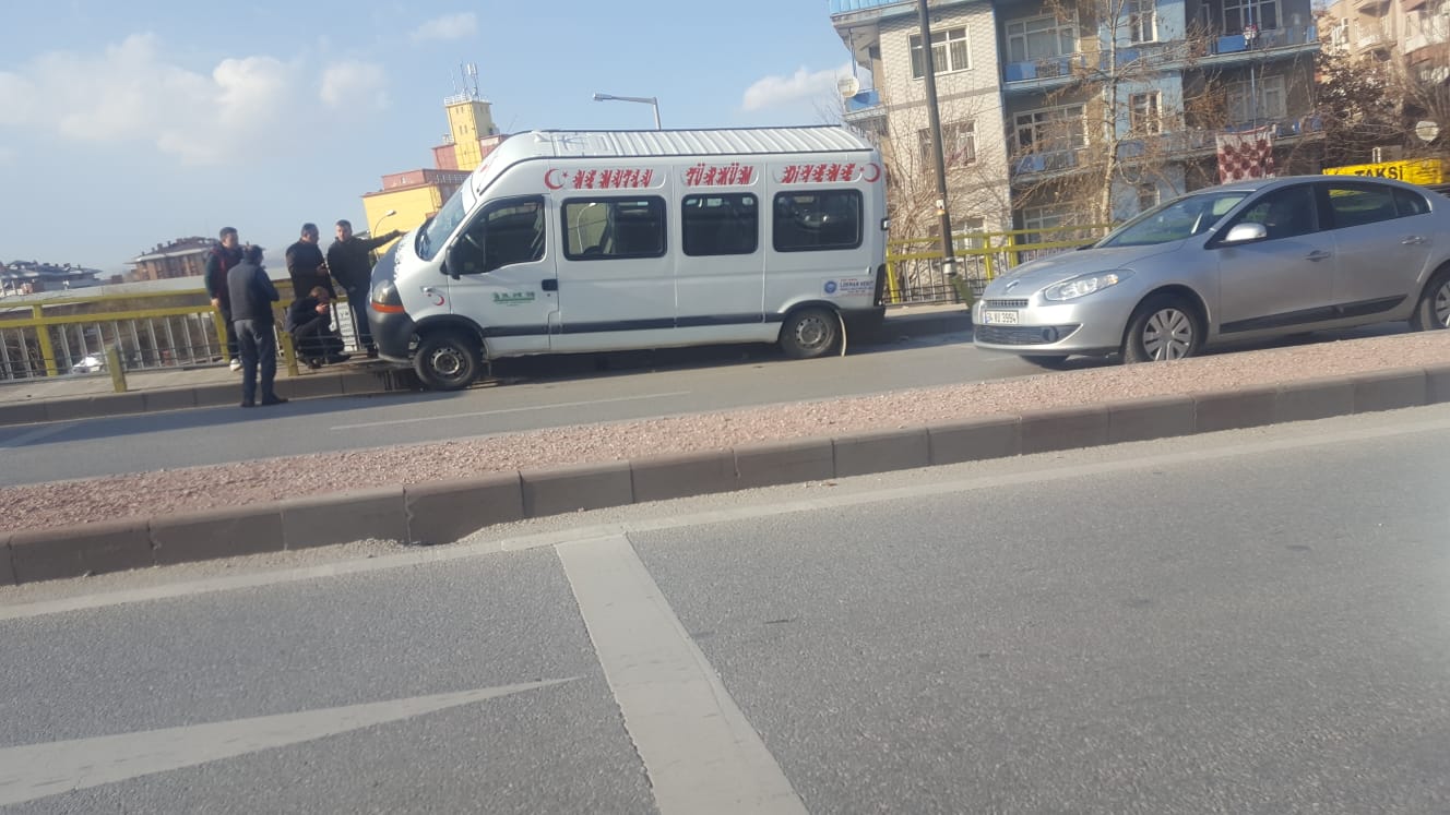 Okul servisi kaza yaptı