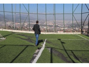 Toprak kayması halı sahada çökme meydana getirdi
