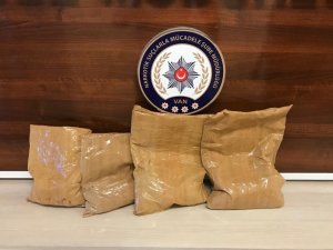 Karton kutunun çevresine gizlenen 4 kilo 250 gram eroin ele geçirildi