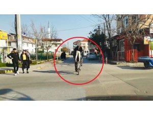 Küçük çocuğun bisiklet selesinde ayakta tehlikeli yolculuğu
