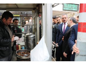 Bakan Varank Kahramanmaraş’ta kestane dağıttı