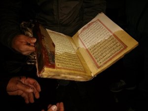 Evde çıkan yangında Kur’an-ı Kerim tek yanmadı