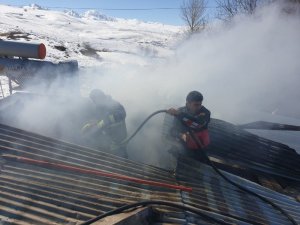 Tuşba’da çatı yangını