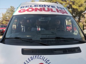 Seçim çalışmasına partinin hazırlattığı minibüsle gittiler