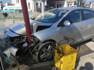 Az kalsın otobüs durağına giriyordu