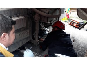 Ekipler tırın altında sıkışan yaralıyı çıkartmak için seferber oldu