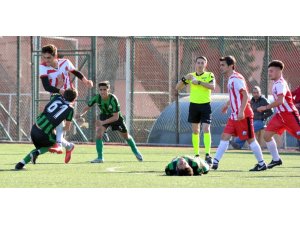 Şampiyonun belirleneceği maçta saha karıştı