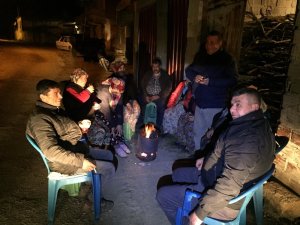 Depremden korkan vatandaşlar geceyi dışarıda geçiriyor