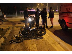 Motosiklet otomobille çarpıştı: 1 yaralı
