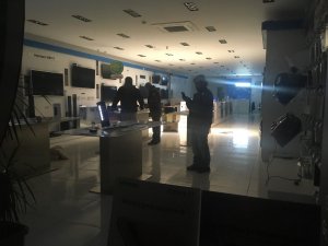 Elektronik mağazasının camlarını kırıp telefonları çaldılar