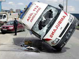 Ambulansı bile ateşe verip yaktılar