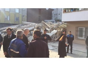 Mersin’de 4 katlı bina çöktü