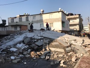 Mersin'de 5 katlı bina çöktü
