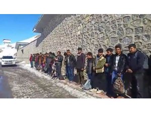 Koltukları sökülen minibüsten 41 kaçak göçmen çıktı