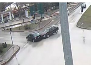 Kırmızı ışıkta geçen sürücünün sebebiyet verdiği kaza, MOBESE kamerasında